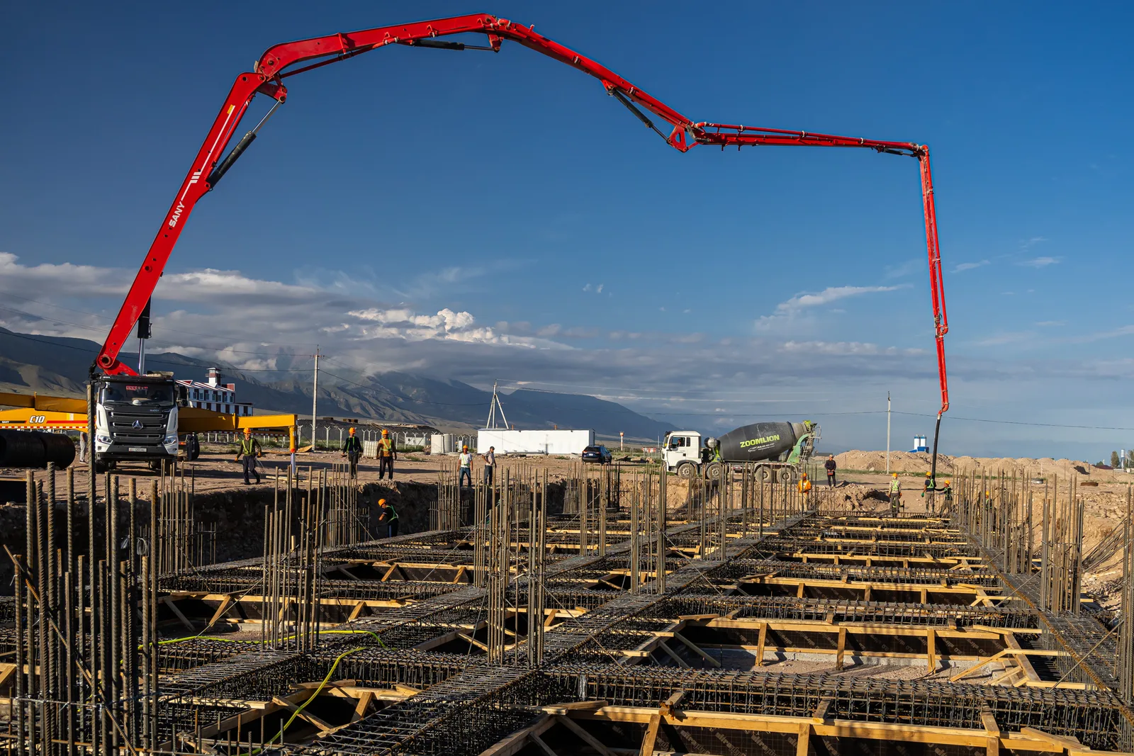 Construction of buildings in the Tamchy SFIT business district